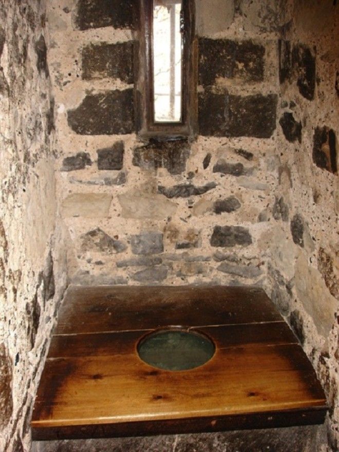 В туалетегардеробной всегда было окошко и проветривается и за врагом наблюдать можно во время осады Фото ancienteu