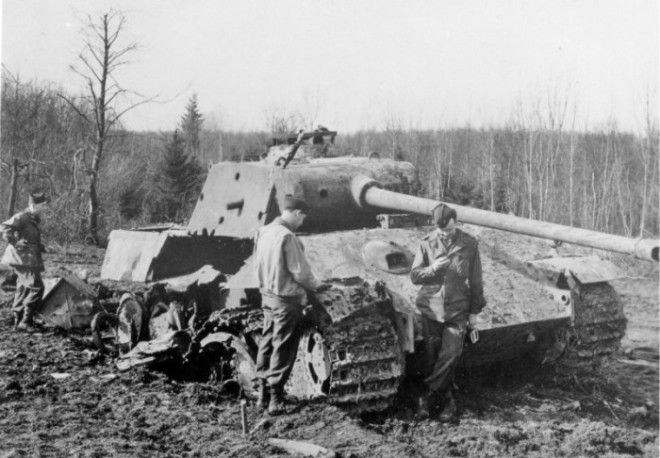 Американские солдаты осматривают подбитый немецкий танк PzV Пантера Фото Армии и Солдаты Военная энциклопедия 