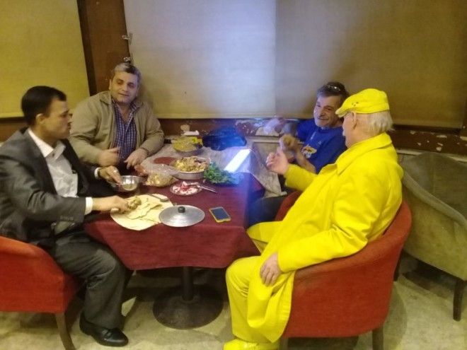68-летний сириец на протяжении 35 лет носит только желтую одежду и аксессуары