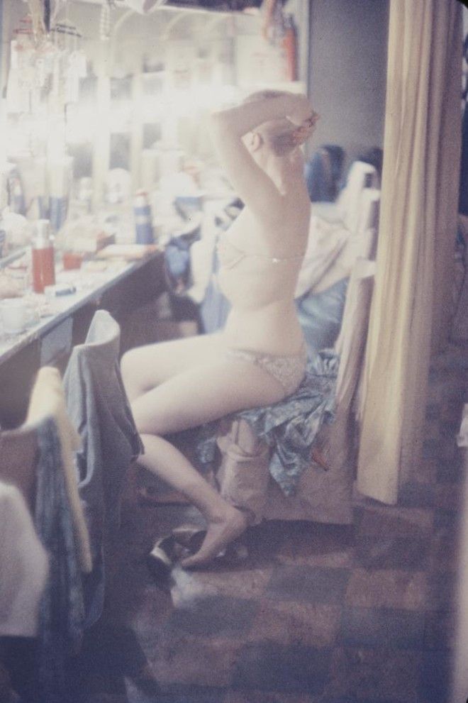 Фотограф показал закулисную жизнь эротических танцовщиц в далеком 1958 году