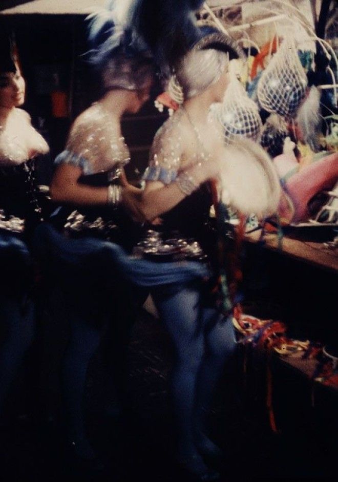 Фотограф показал закулисную жизнь эротических танцовщиц в далеком 1958 году