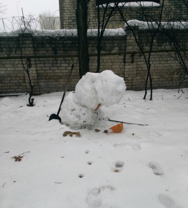 Кажется, снеговику грустно. | Фото: Pikabu.