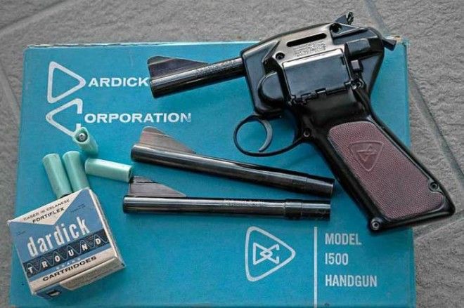 Револьвер-пистолет и его треугольные патроны. |Фото: zonwar.ru.
