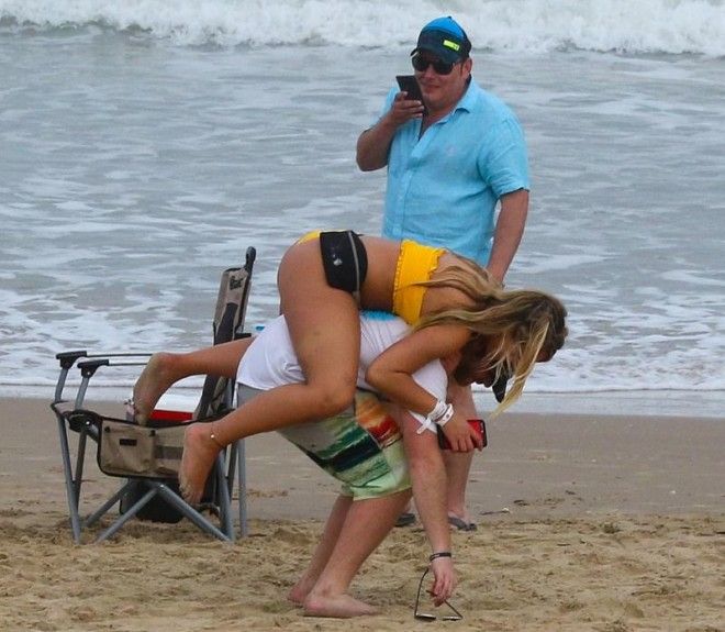Пьяные студенты безбашенно отрываются на пляже во время весенних каникул