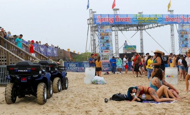 Пьяные студенты безбашенно отрываются на пляже во время весенних каникул