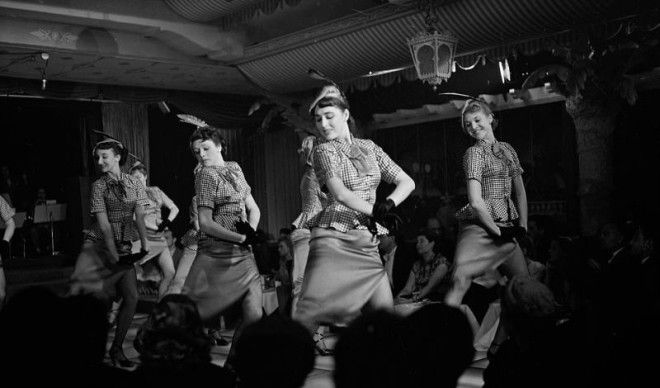 За кулисами с Девушками-Колокольчиками, выступавшими в знаменитом парижском кабаре
