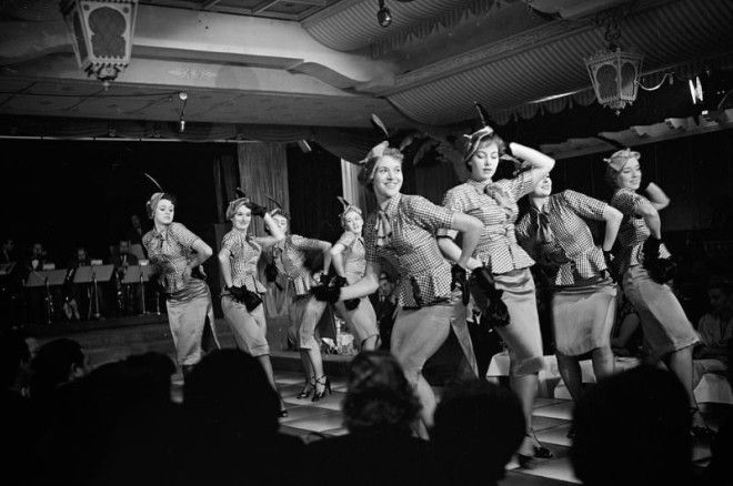 За кулисами с Девушками-Колокольчиками, выступавшими в знаменитом парижском кабаре