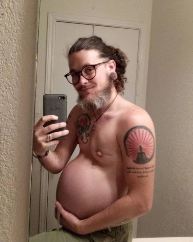 Родивший сына мужчина показал, как выглядел во время беременности