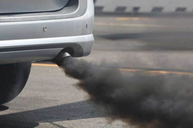 Черный дым из выхлопной трубы - признак серьезных проблем с двигателем. | Фото: tusciaweb.eu
