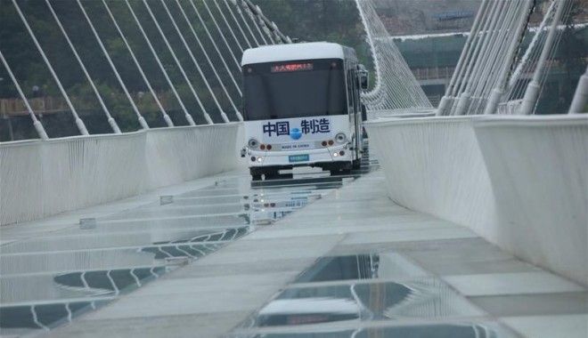По самому длинному и самому высокому стеклянному мосту пустили автобус, чтобы доказать, насколько он безопасен