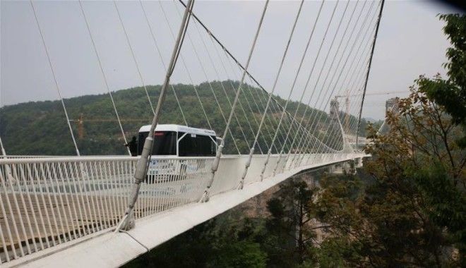 По самому длинному и самому высокому стеклянному мосту пустили автобус, чтобы доказать, насколько он безопасен