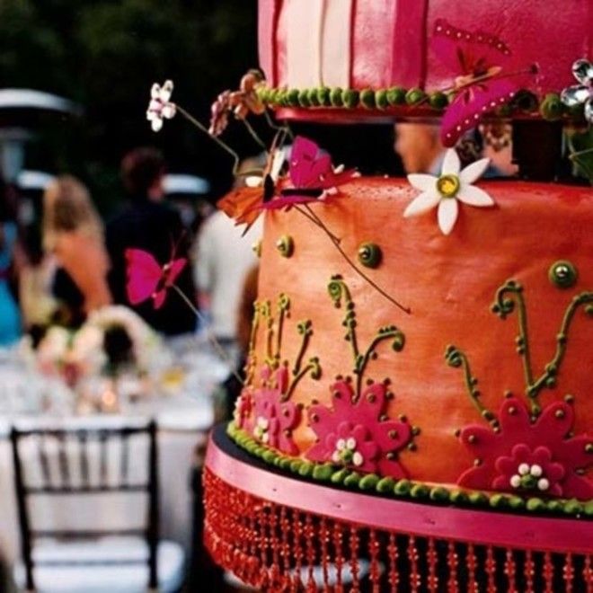 Красный торт с украшениями Сваровски.