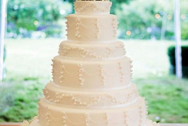 Шестиярусный торт с элегантным дизайном.