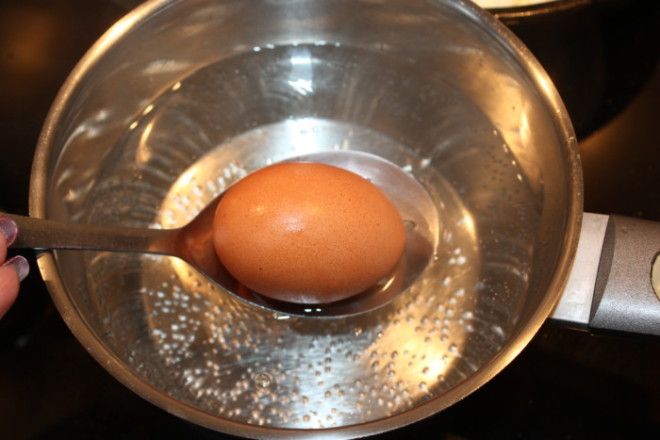 Зная маленький секрет можно сварить даже разбитые яйца Фото edaofflinecom