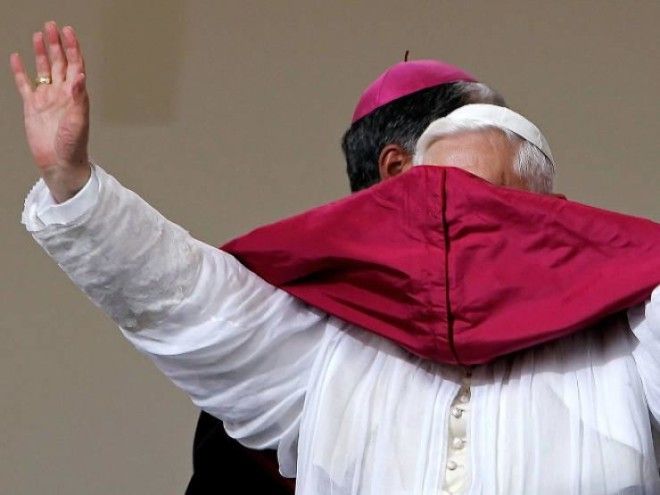 Курьезные снимки с Папой Римским, которого не любит ветер. ФОТО