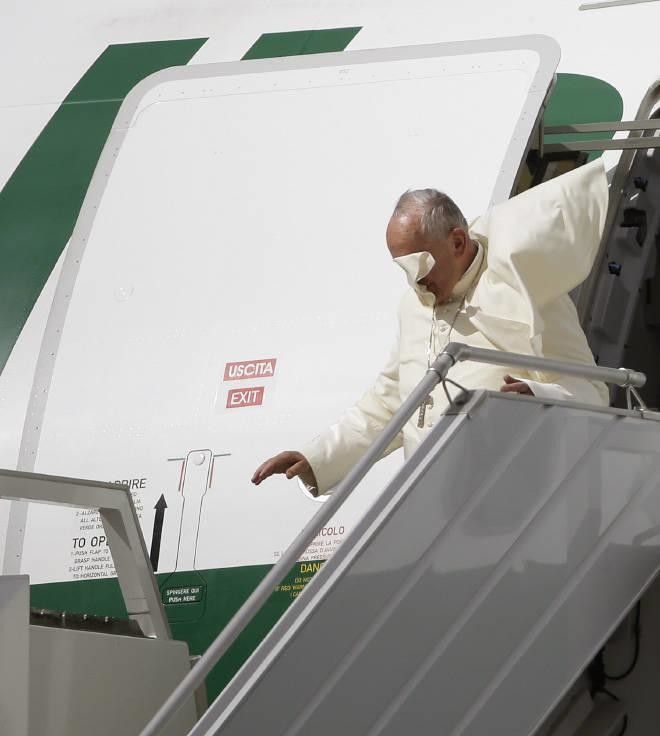 Курьезные снимки с Папой Римским, которого не любит ветер. ФОТО
