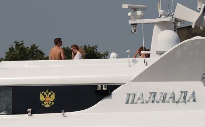 По Москве-реке плыла яхта патриарха Московского Кирилла с девами в бикини на борту