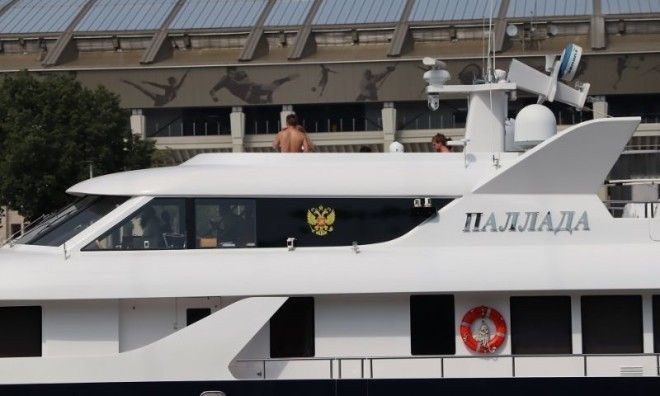 По Москве-реке плыла яхта патриарха Московского Кирилла с девами в бикини на борту