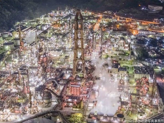 Это не научно-фантастические иллюстрации, а реальные фото японского города