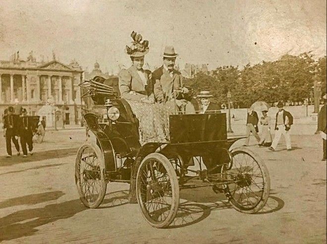 Райкеры в Riker Electric Car в Париже, 1898 год