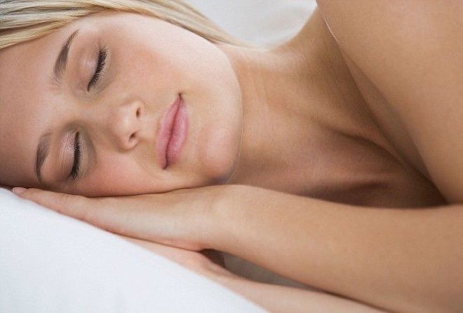 Спать без одежды гораздо полезнее, чем в ней.