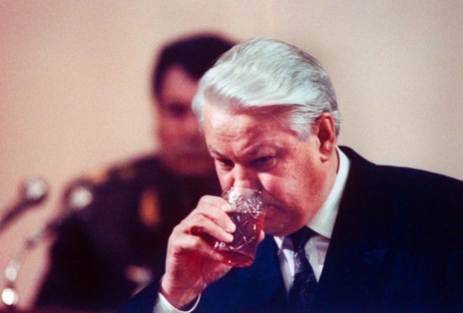 Cамый популярный образ первого президента России — гигант, одной рукой поглаживающий ядерную кнопку, бутылка водки — в другой.