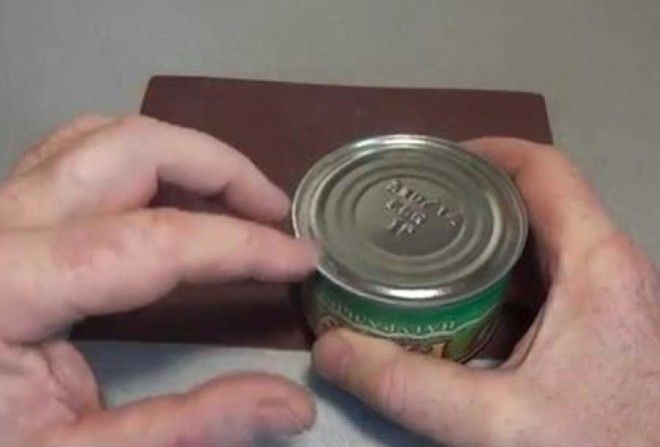Открываем консервы голыми руками