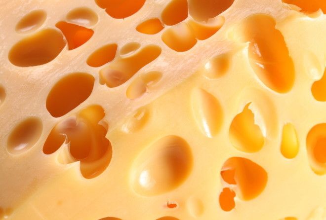 Наличие дырок разных размеров является характерной особенностью многих сыров.