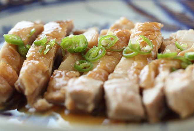 Тэрияки – способ обжарки куриного мяса с применением сладковато-острого соуса. 